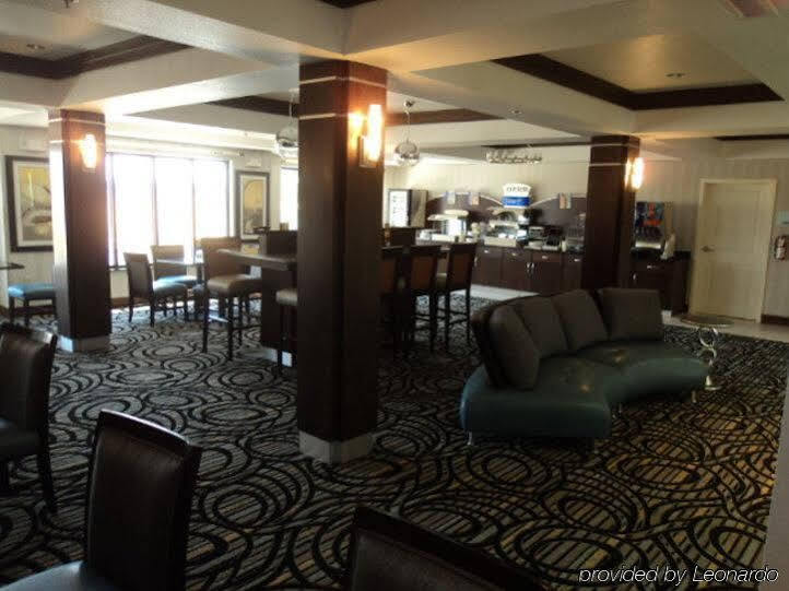 Holiday Inn Express & Suites Greenfield By Ihg Экстерьер фото